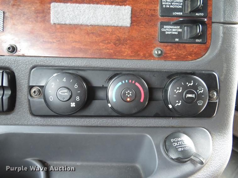 image for item DE8052 2009 Freightliner Cascadia semi truck