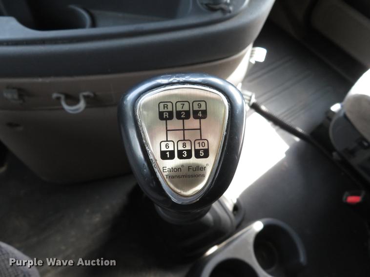 image for item DE8052 2009 Freightliner Cascadia semi truck