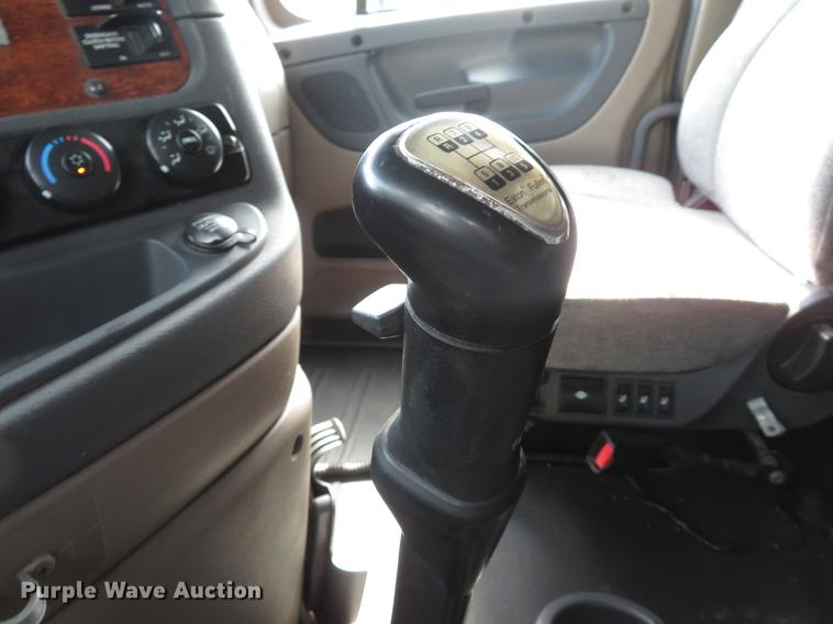 image for item DE8052 2009 Freightliner Cascadia semi truck