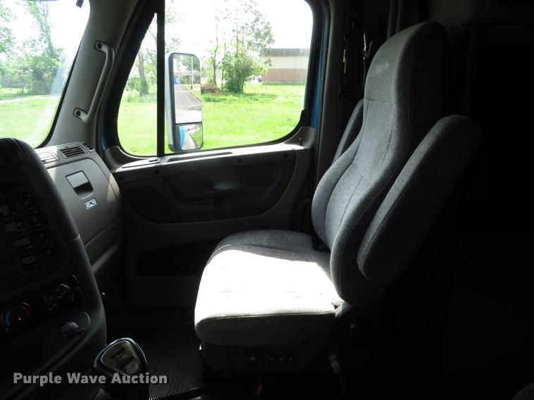 image for item DE8052 2009 Freightliner Cascadia semi truck