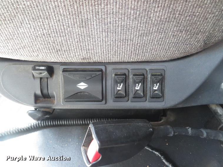 image for item DE8052 2009 Freightliner Cascadia semi truck