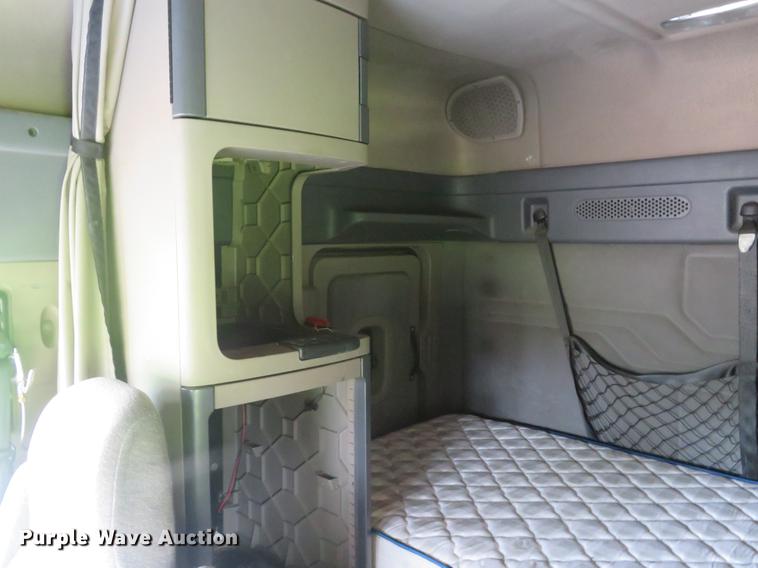 image for item DE8052 2009 Freightliner Cascadia semi truck