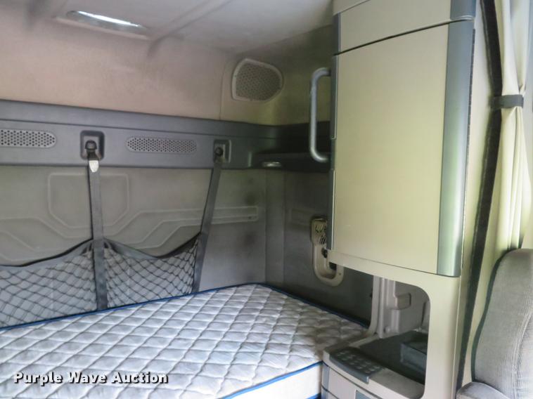 image for item DE8052 2009 Freightliner Cascadia semi truck