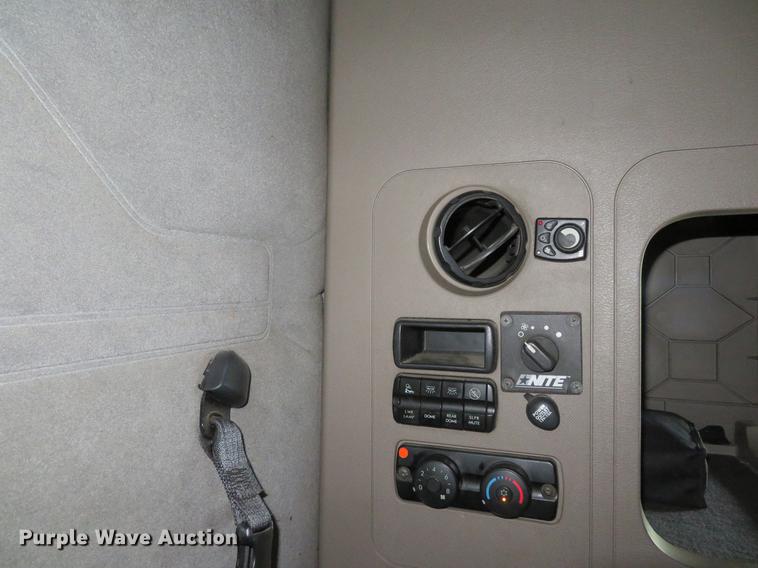 image for item DE8052 2009 Freightliner Cascadia semi truck