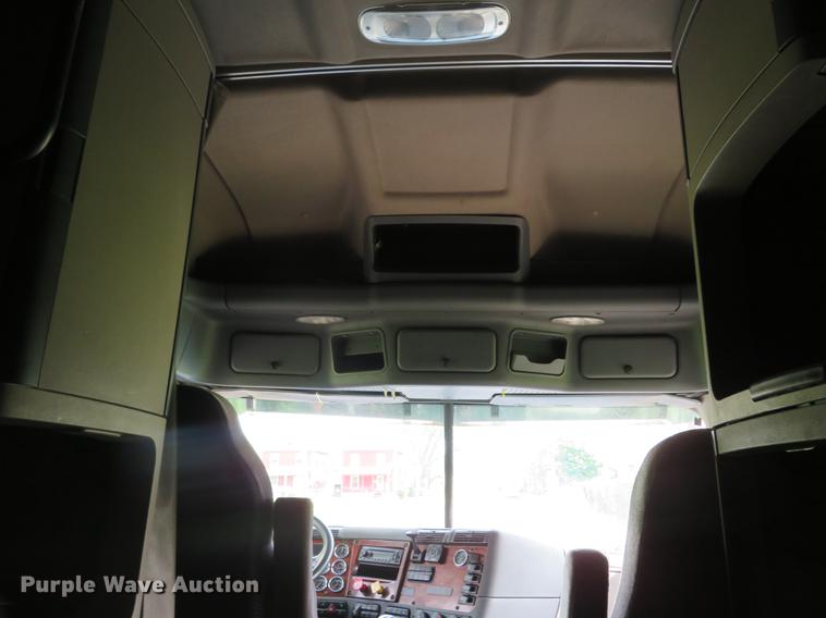 image for item DE8052 2009 Freightliner Cascadia semi truck