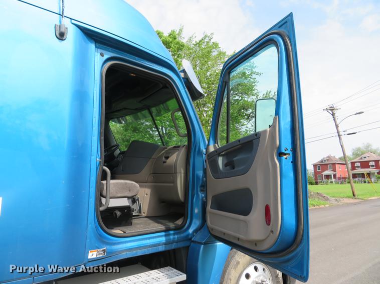 image for item DE8052 2009 Freightliner Cascadia semi truck