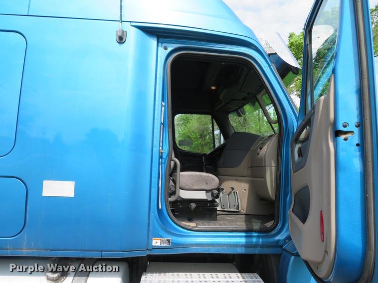 image for item DE8052 2009 Freightliner Cascadia semi truck