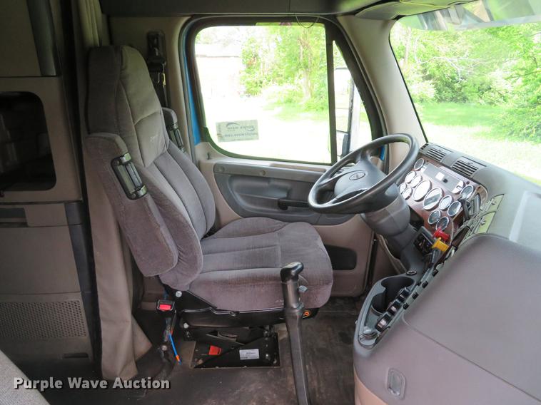 image for item DE8052 2009 Freightliner Cascadia semi truck