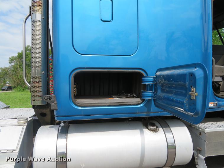 image for item DE8052 2009 Freightliner Cascadia semi truck