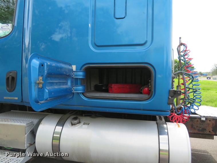 image for item DE8052 2009 Freightliner Cascadia semi truck