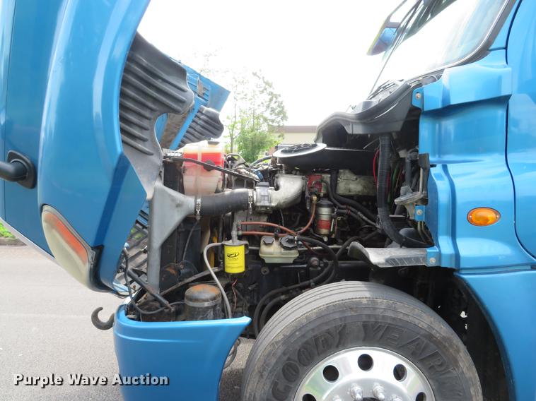 image for item DE8052 2009 Freightliner Cascadia semi truck