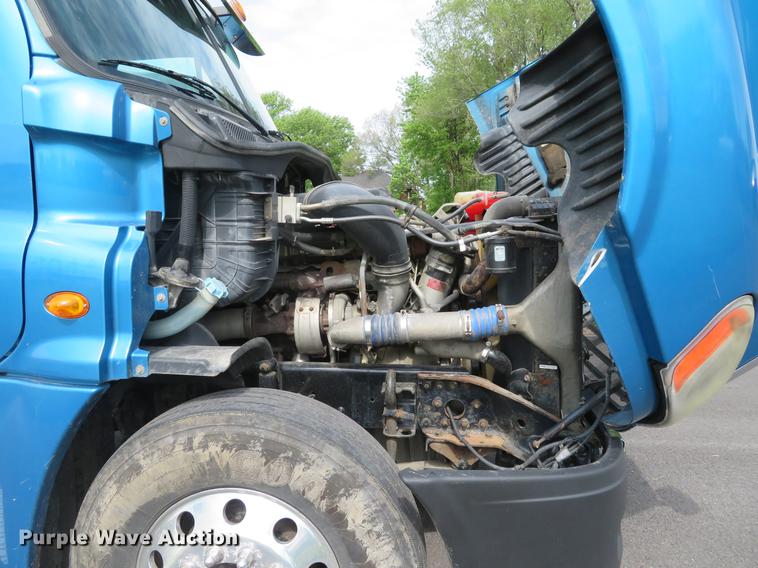 image for item DE8052 2009 Freightliner Cascadia semi truck