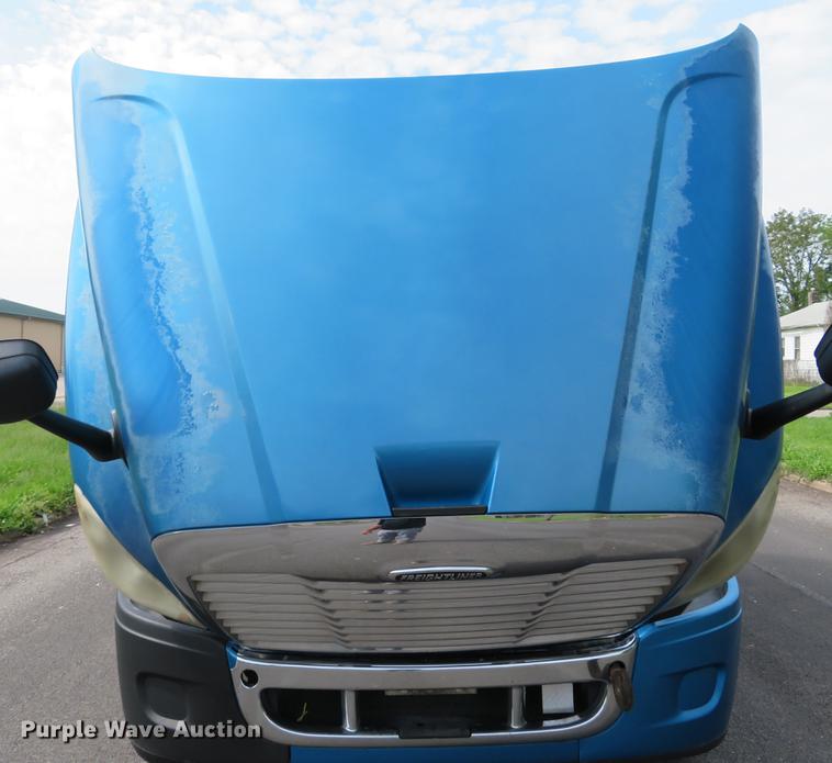 image for item DE8052 2009 Freightliner Cascadia semi truck