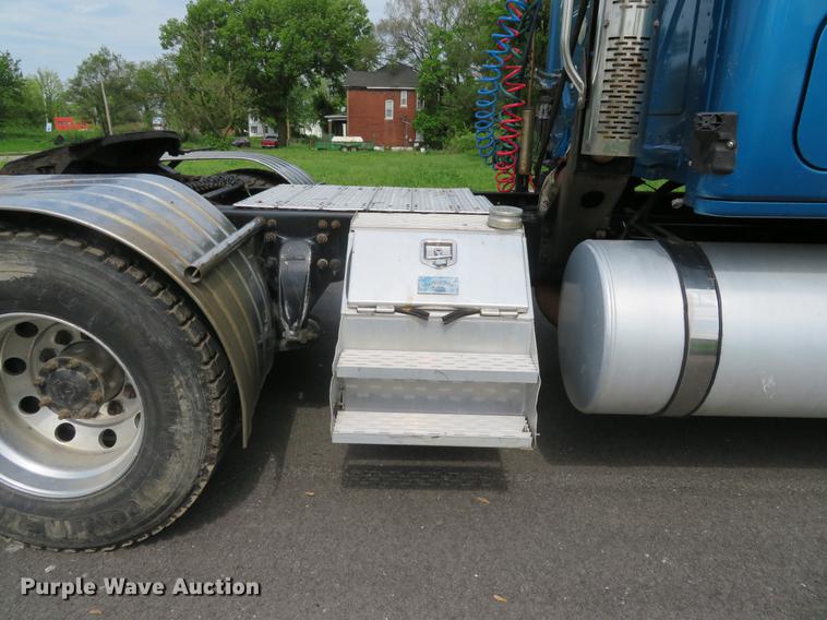 image for item DE8052 2009 Freightliner Cascadia semi truck