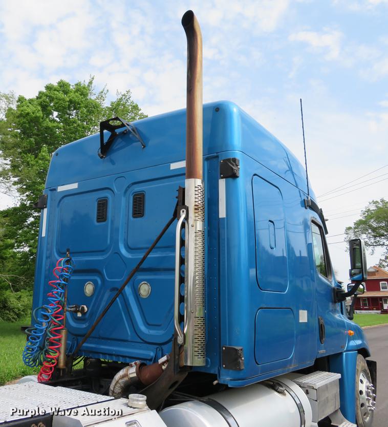 image for item DE8052 2009 Freightliner Cascadia semi truck