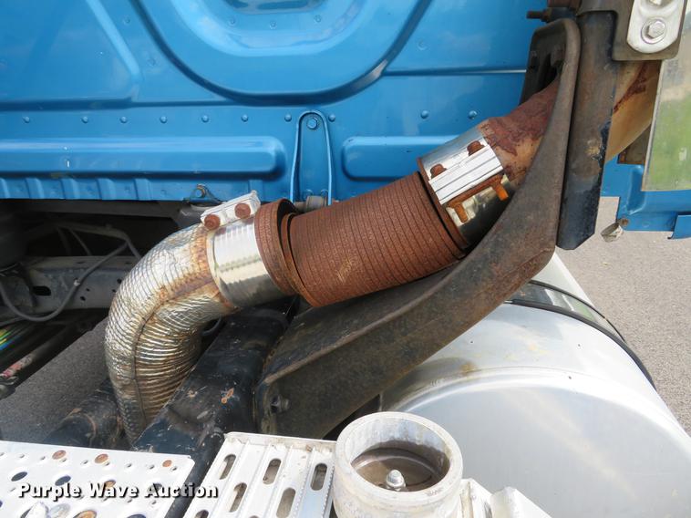 image for item DE8052 2009 Freightliner Cascadia semi truck