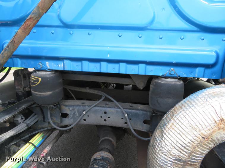 image for item DE8052 2009 Freightliner Cascadia semi truck