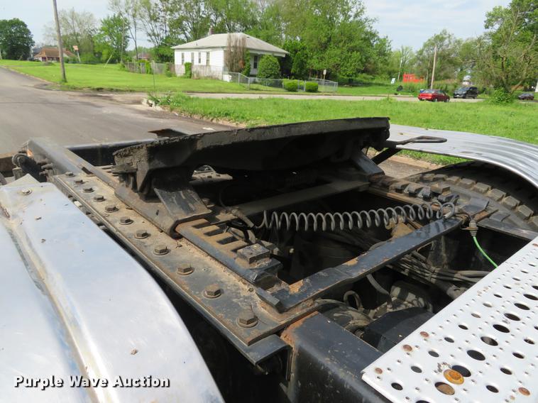 image for item DE8052 2009 Freightliner Cascadia semi truck