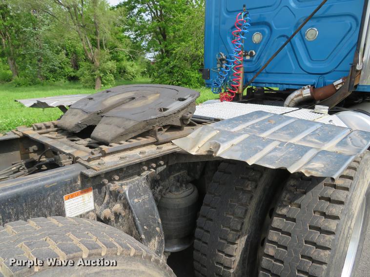 image for item DE8052 2009 Freightliner Cascadia semi truck