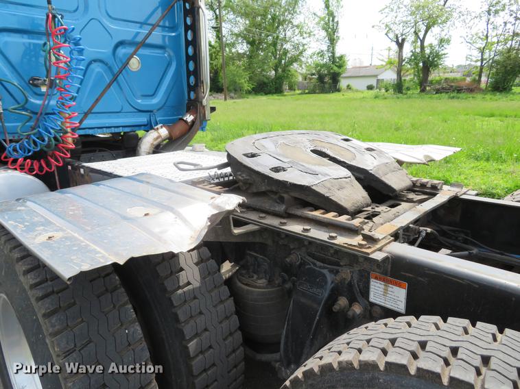 image for item DE8052 2009 Freightliner Cascadia semi truck