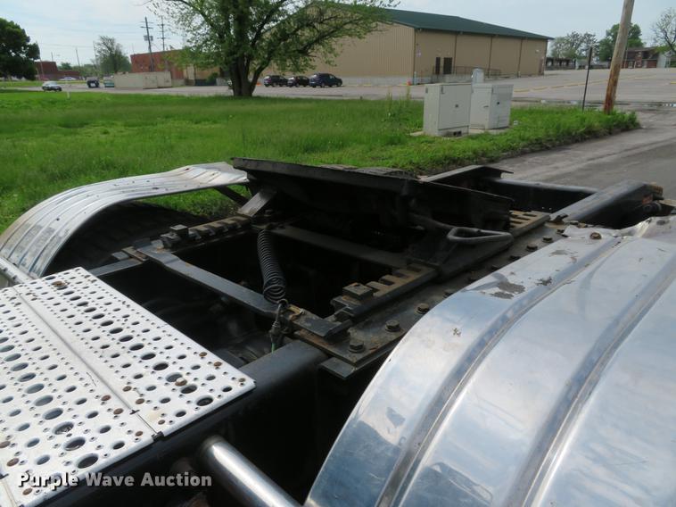 image for item DE8052 2009 Freightliner Cascadia semi truck