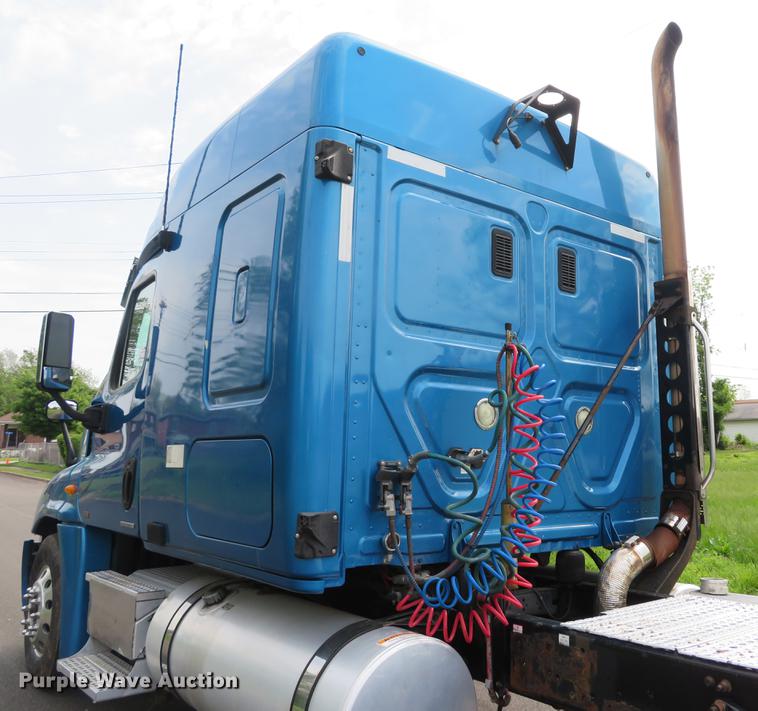 image for item DE8052 2009 Freightliner Cascadia semi truck