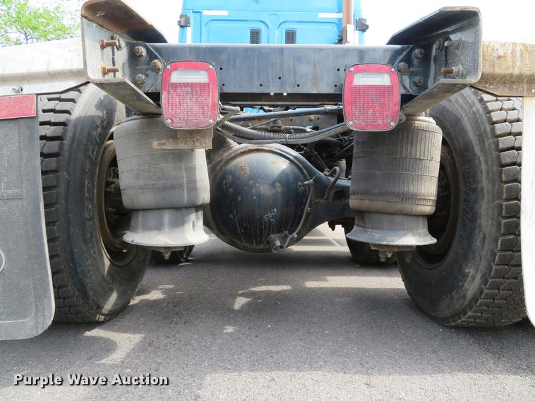 image for item DE8052 2009 Freightliner Cascadia semi truck