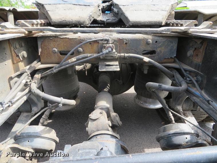 image for item DE8052 2009 Freightliner Cascadia semi truck