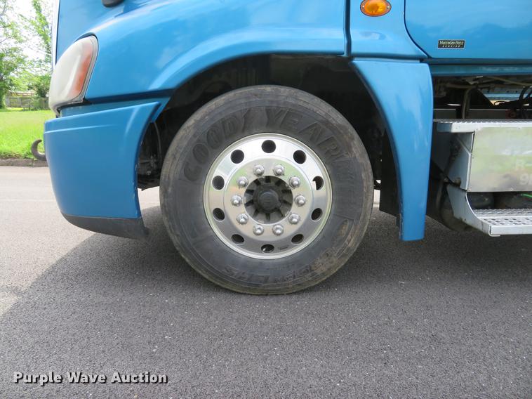 image for item DE8052 2009 Freightliner Cascadia semi truck