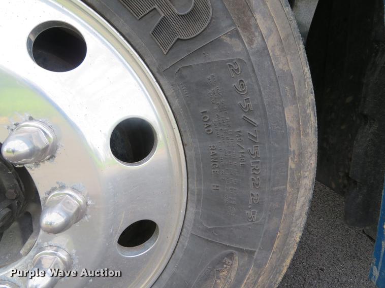 image for item DE8052 2009 Freightliner Cascadia semi truck