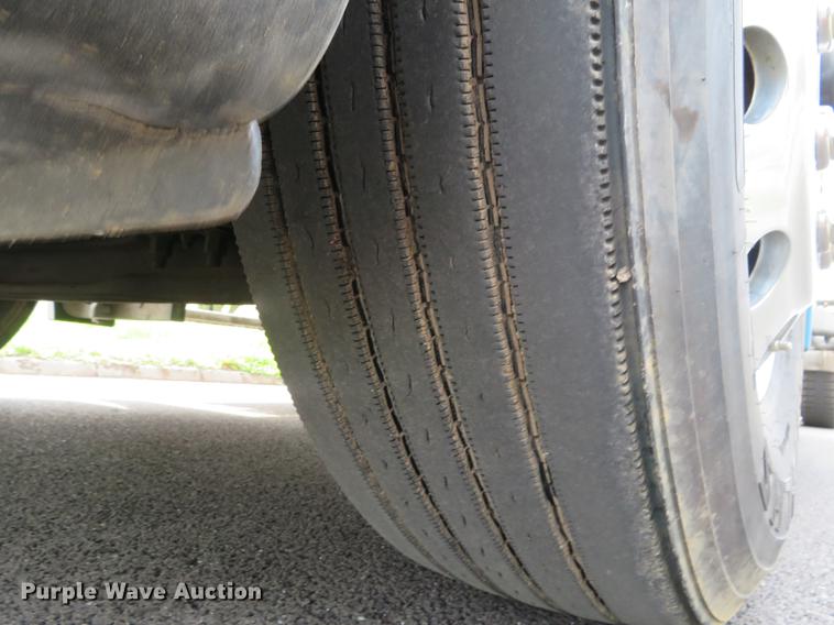 image for item DE8052 2009 Freightliner Cascadia semi truck