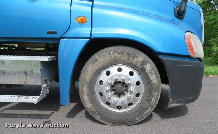 image for item DE8052 2009 Freightliner Cascadia semi truck