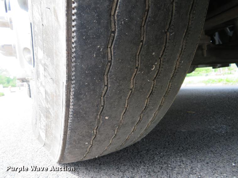 image for item DE8052 2009 Freightliner Cascadia semi truck