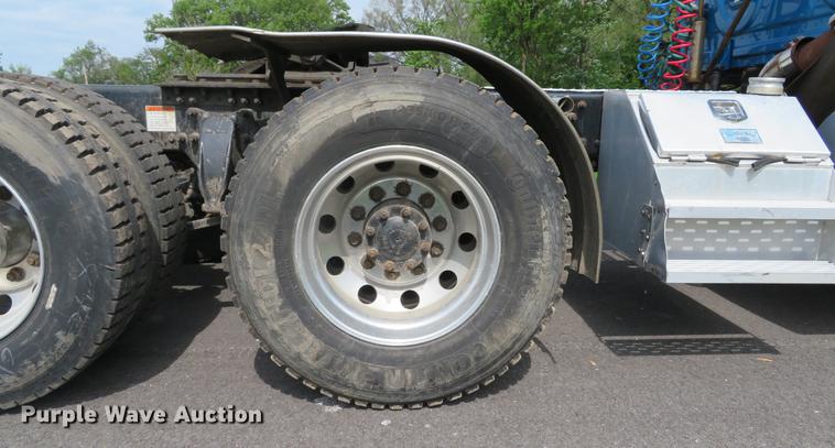 image for item DE8052 2009 Freightliner Cascadia semi truck