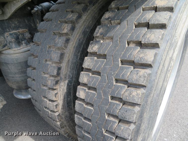 image for item DE8052 2009 Freightliner Cascadia semi truck