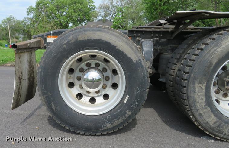 image for item DE8052 2009 Freightliner Cascadia semi truck