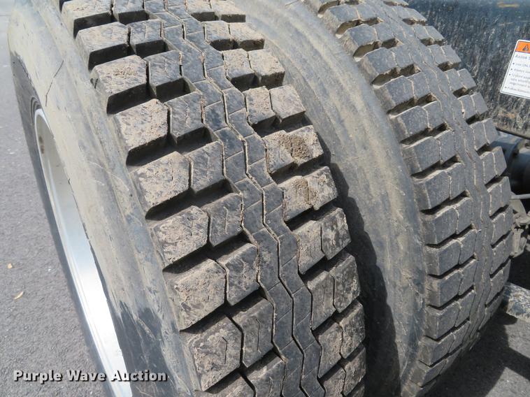 image for item DE8052 2009 Freightliner Cascadia semi truck