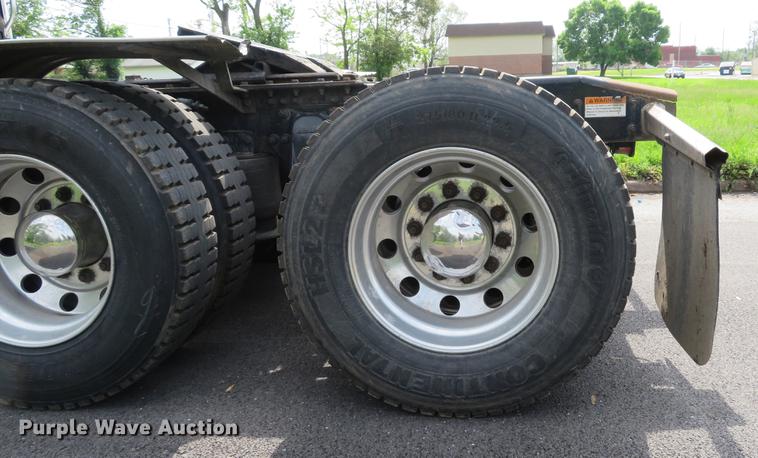 image for item DE8052 2009 Freightliner Cascadia semi truck