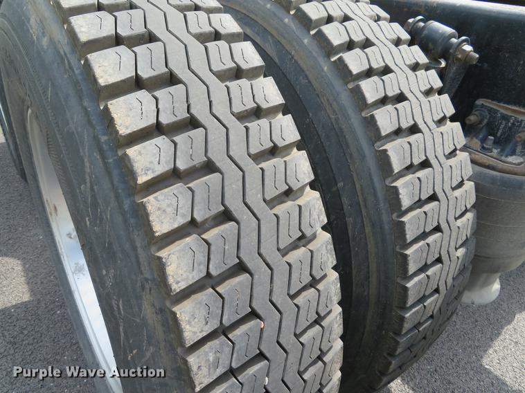 image for item DE8052 2009 Freightliner Cascadia semi truck