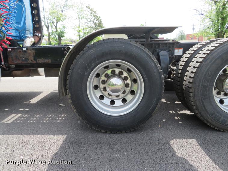 image for item DE8052 2009 Freightliner Cascadia semi truck