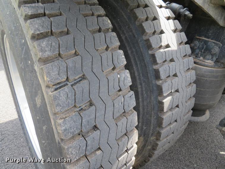 image for item DE8052 2009 Freightliner Cascadia semi truck