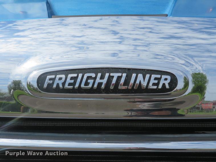 image for item DE8052 2009 Freightliner Cascadia semi truck