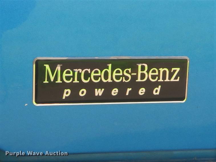 image for item DE8052 2009 Freightliner Cascadia semi truck