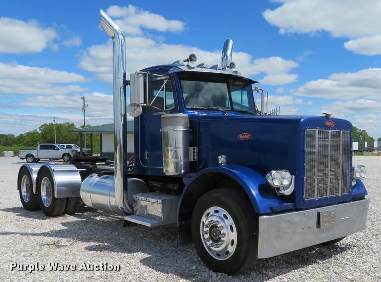 image for item DE8064 1994 Peterbilt 379 semi truck