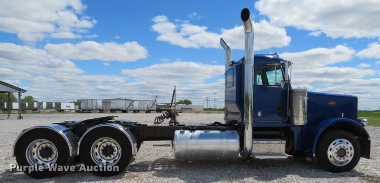 image for item DE8064 1994 Peterbilt 379 semi truck