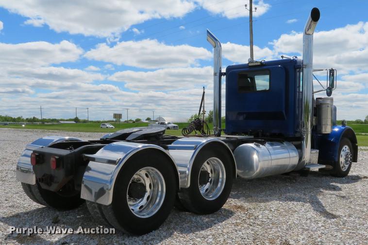 image for item DE8064 1994 Peterbilt 379 semi truck