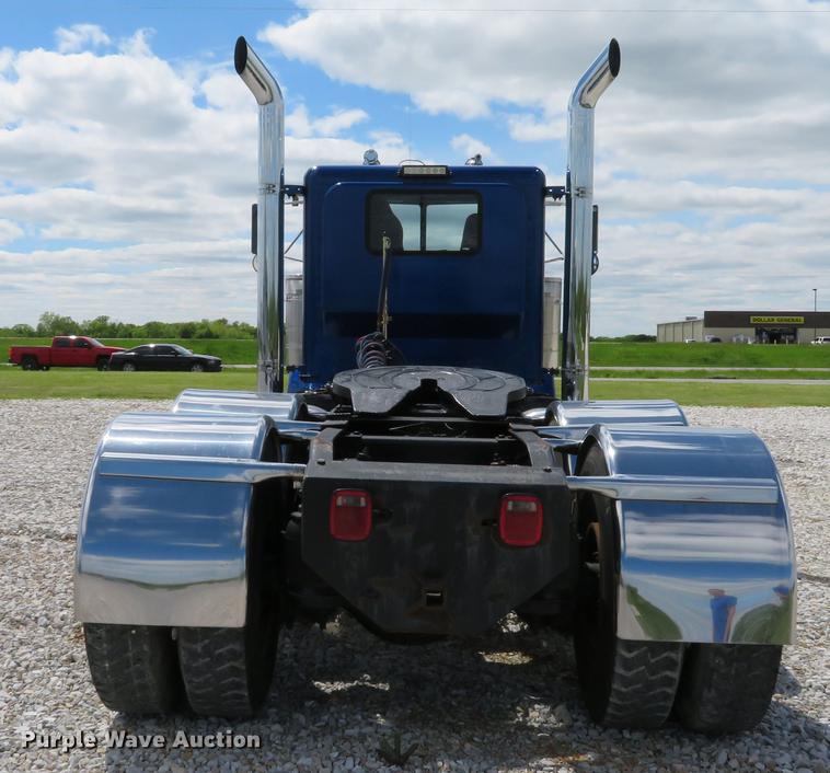 image for item DE8064 1994 Peterbilt 379 semi truck