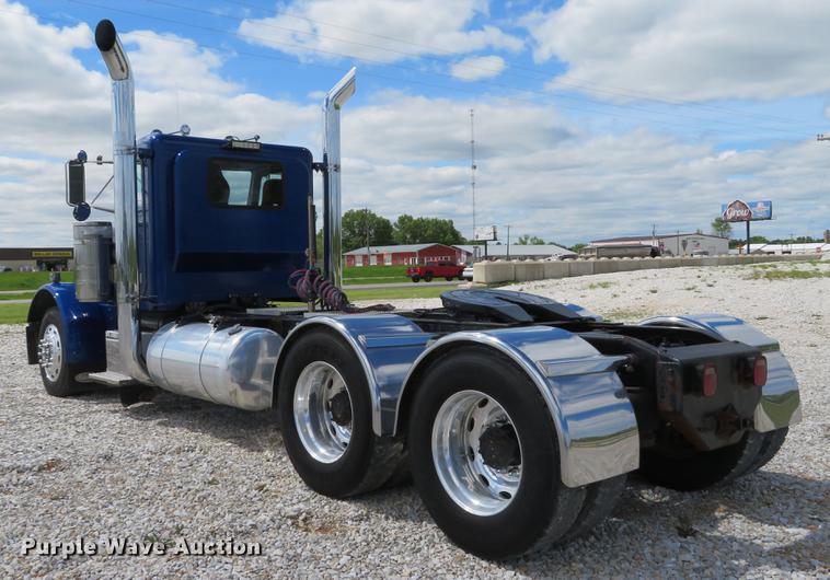 image for item DE8064 1994 Peterbilt 379 semi truck