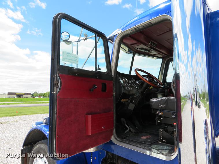 image for item DE8064 1994 Peterbilt 379 semi truck