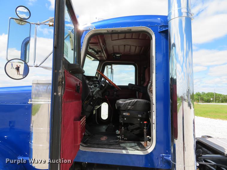 image for item DE8064 1994 Peterbilt 379 semi truck